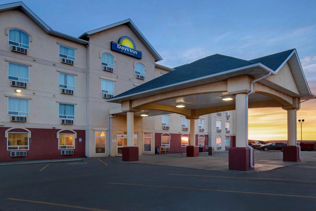 Days Inn By Wyndham Dawson Creek Bagian luar foto
