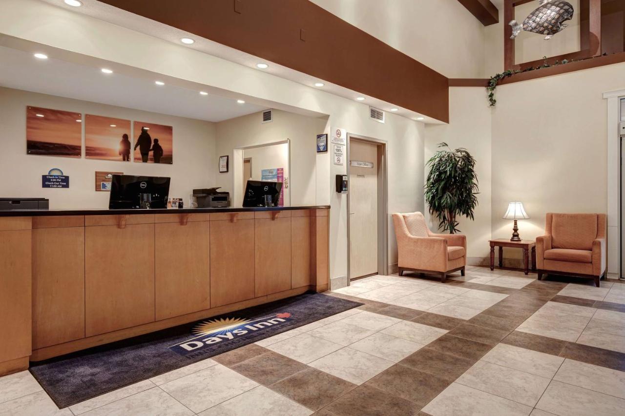 Days Inn By Wyndham Dawson Creek Bagian luar foto