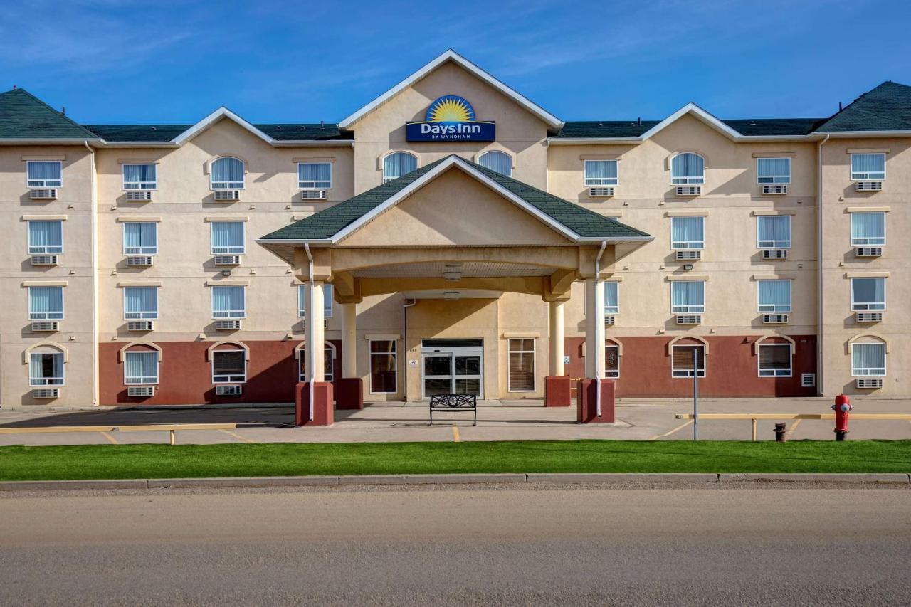 Days Inn By Wyndham Dawson Creek Bagian luar foto