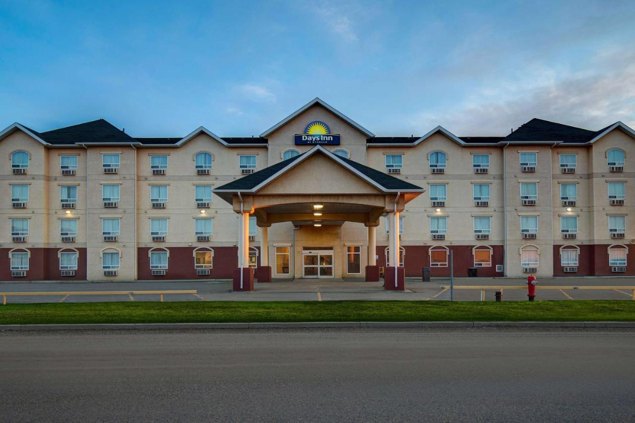 Days Inn By Wyndham Dawson Creek Bagian luar foto