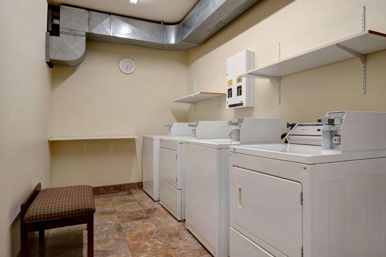Days Inn By Wyndham Dawson Creek Bagian luar foto