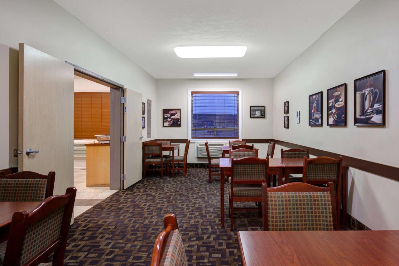 Days Inn By Wyndham Dawson Creek Bagian luar foto