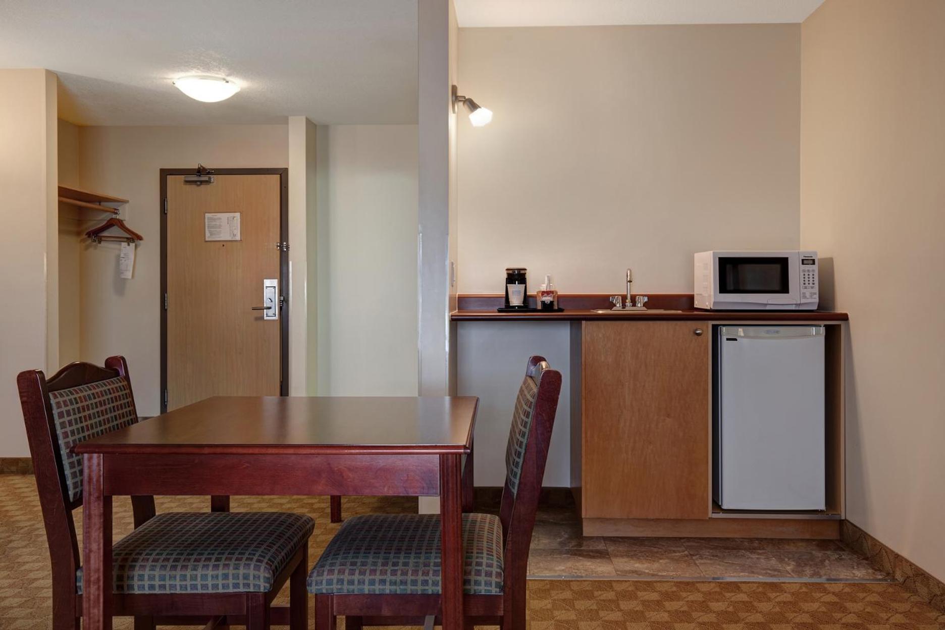 Days Inn By Wyndham Dawson Creek Bagian luar foto