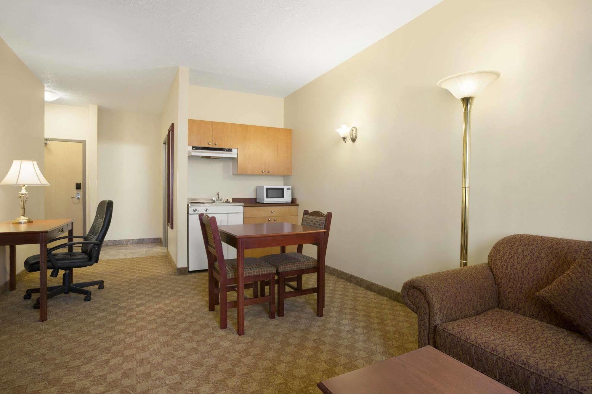 Days Inn By Wyndham Dawson Creek Bagian luar foto